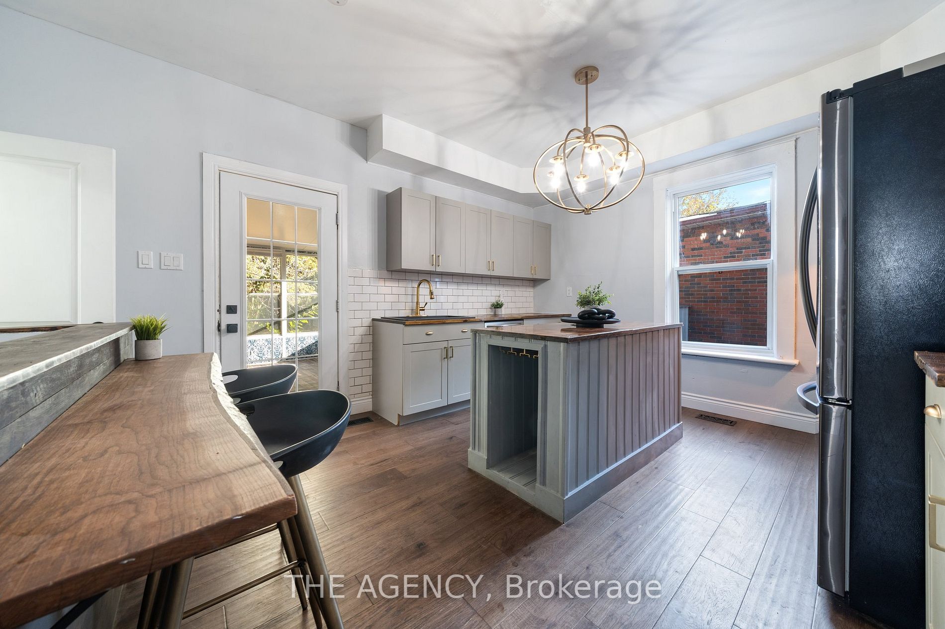 147 Dundas St