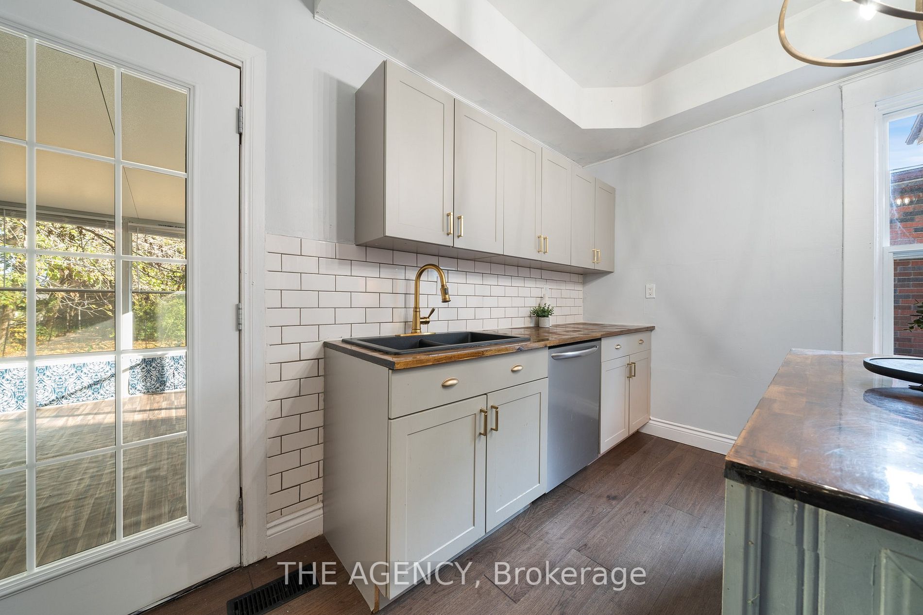 147 Dundas St