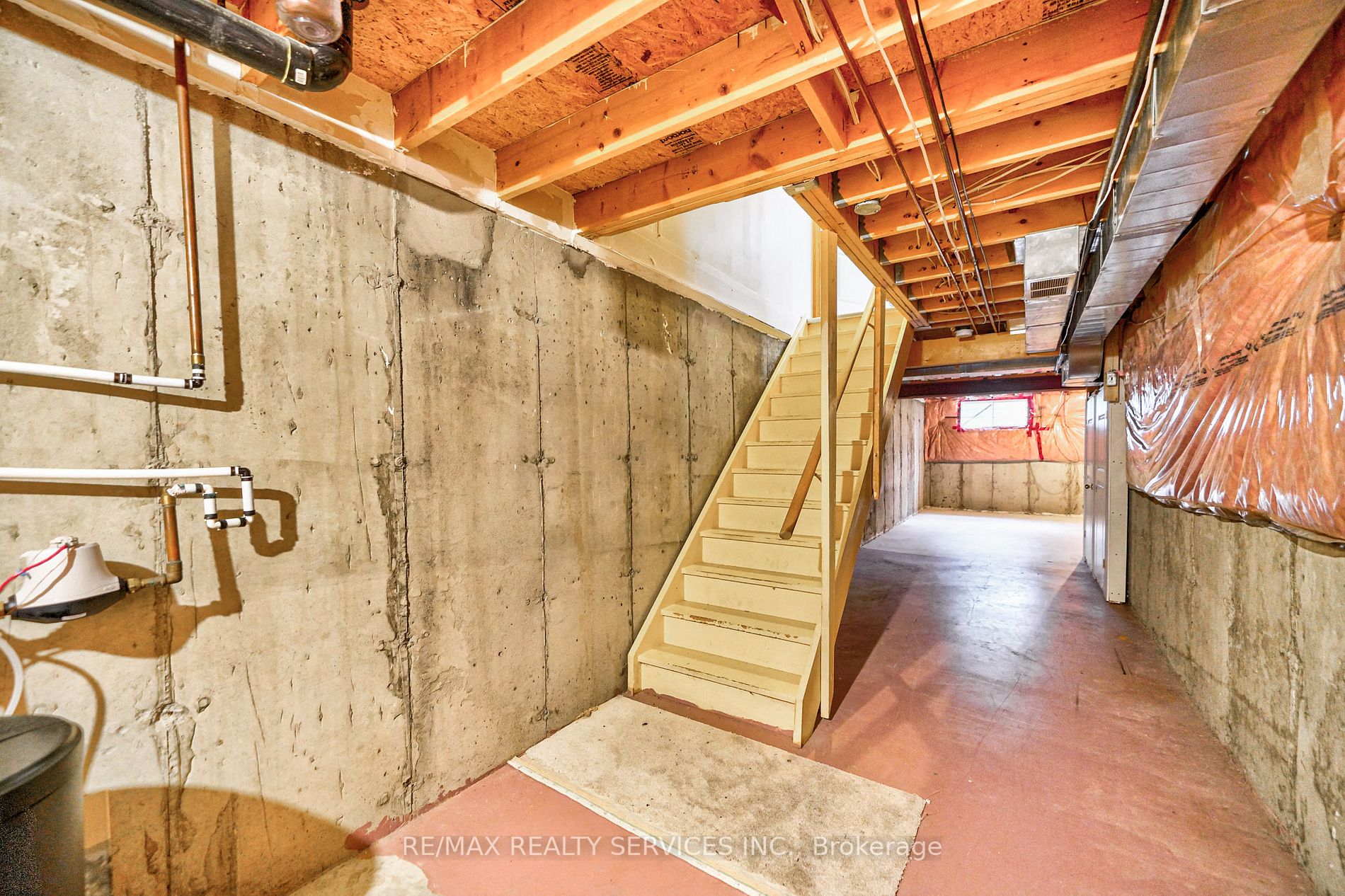 1239 King St E