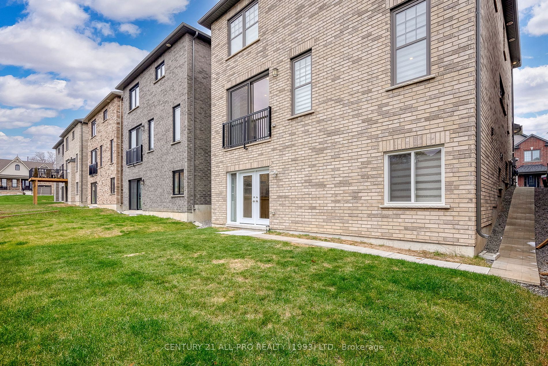 12 Fairhurst St