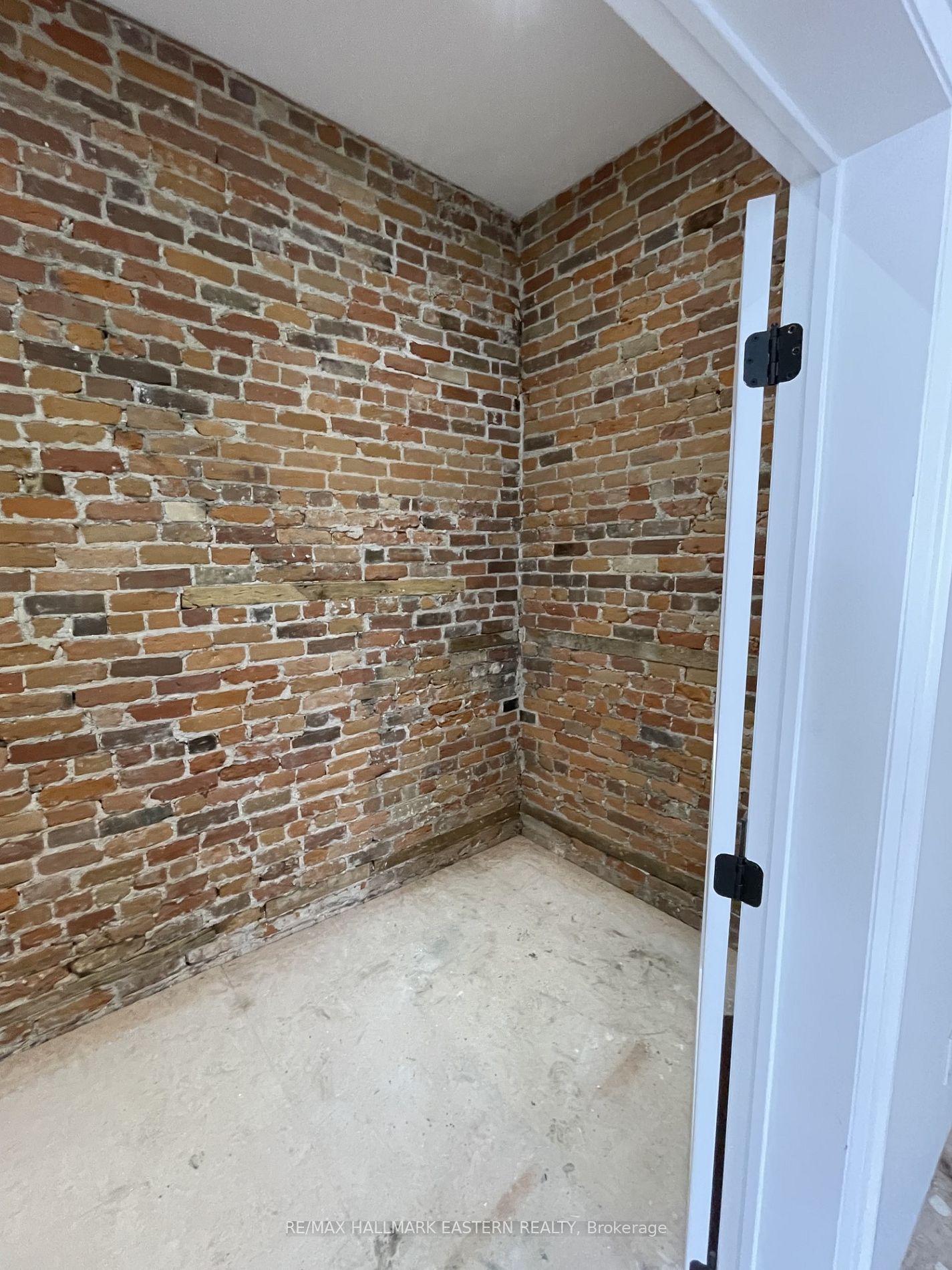 212 Hunter St W