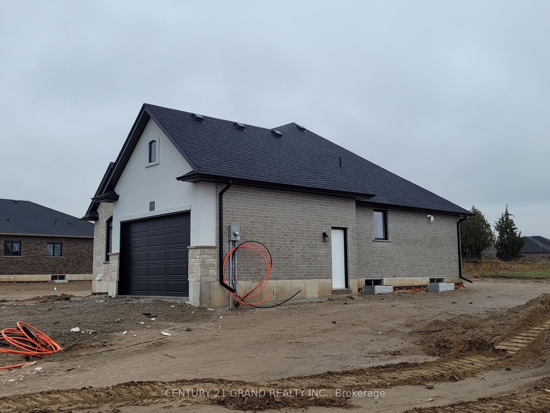 29 Vanrooy Tr