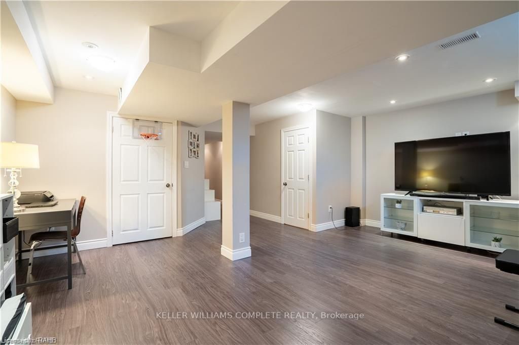 15 Marina Point Cres