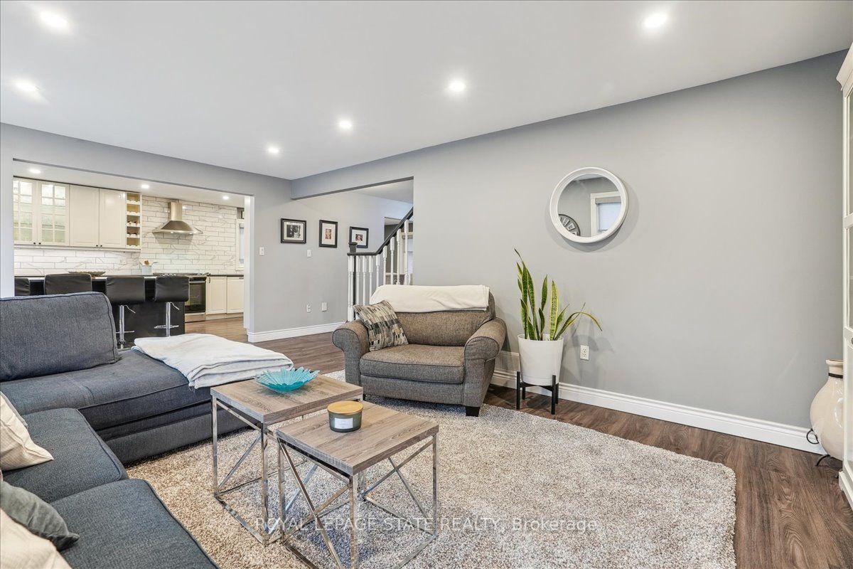87 Colonial Cres