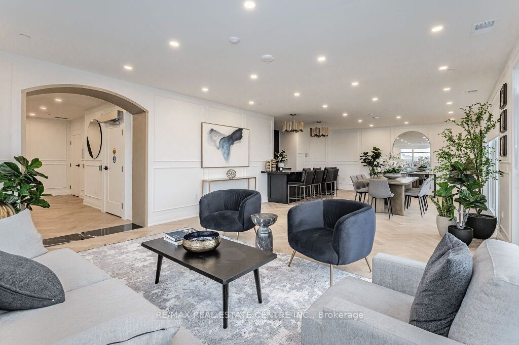 71 Wyndham St S, #203