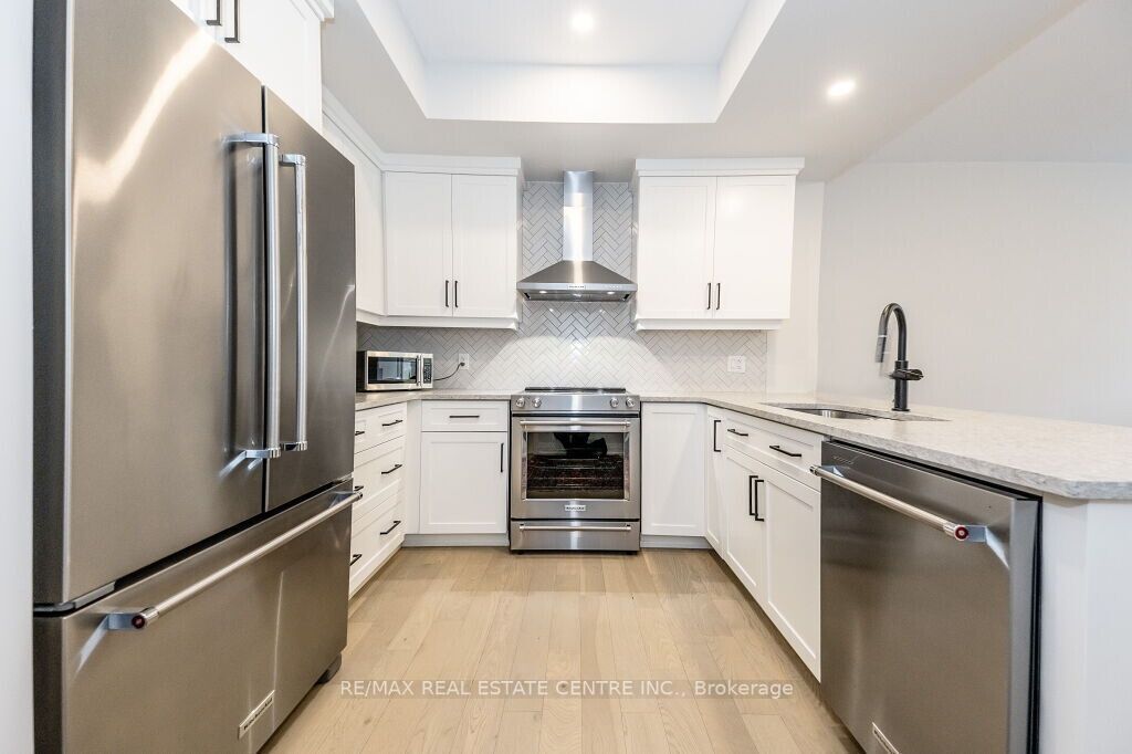 71 Wyndham St S, #203