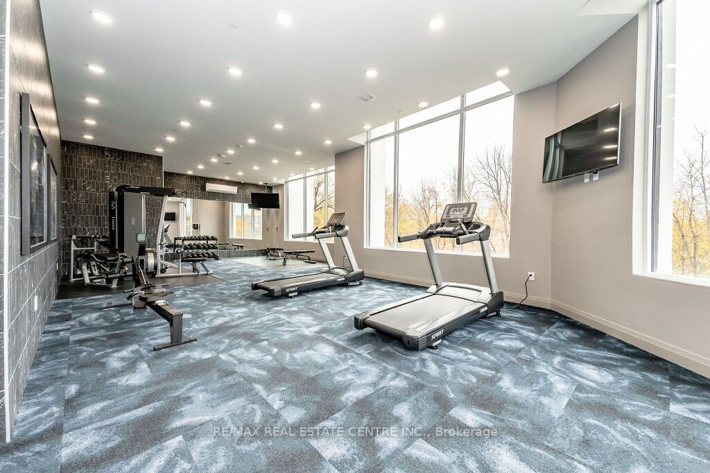 71 Wyndham St S, #203