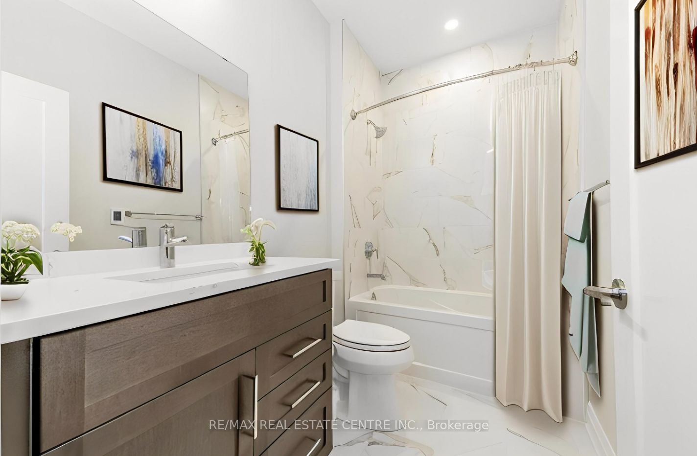 71 Wyndham St S, #203