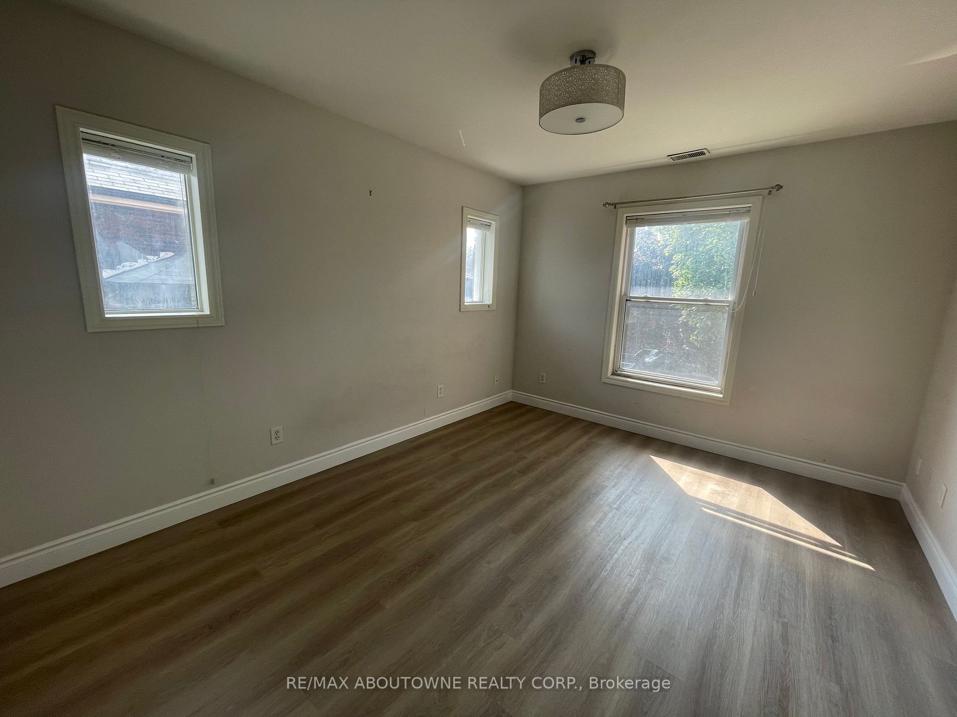 49 Fairleigh Ave S