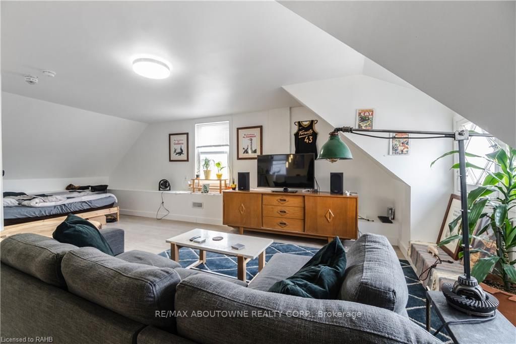 49 Fairleigh Ave S