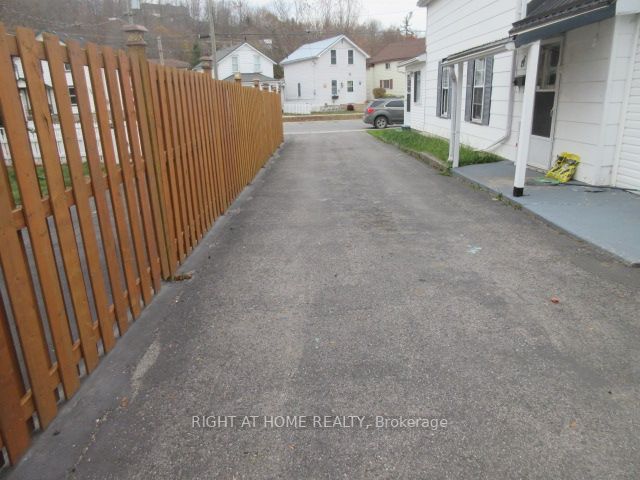 31 Garry St