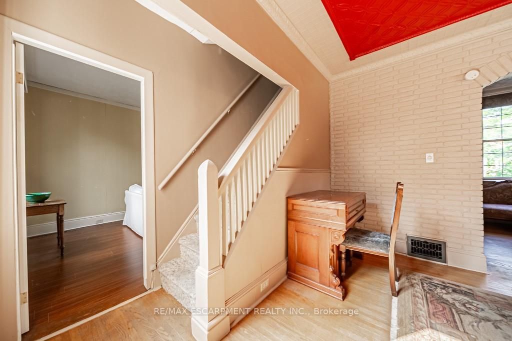 223 Hess St S