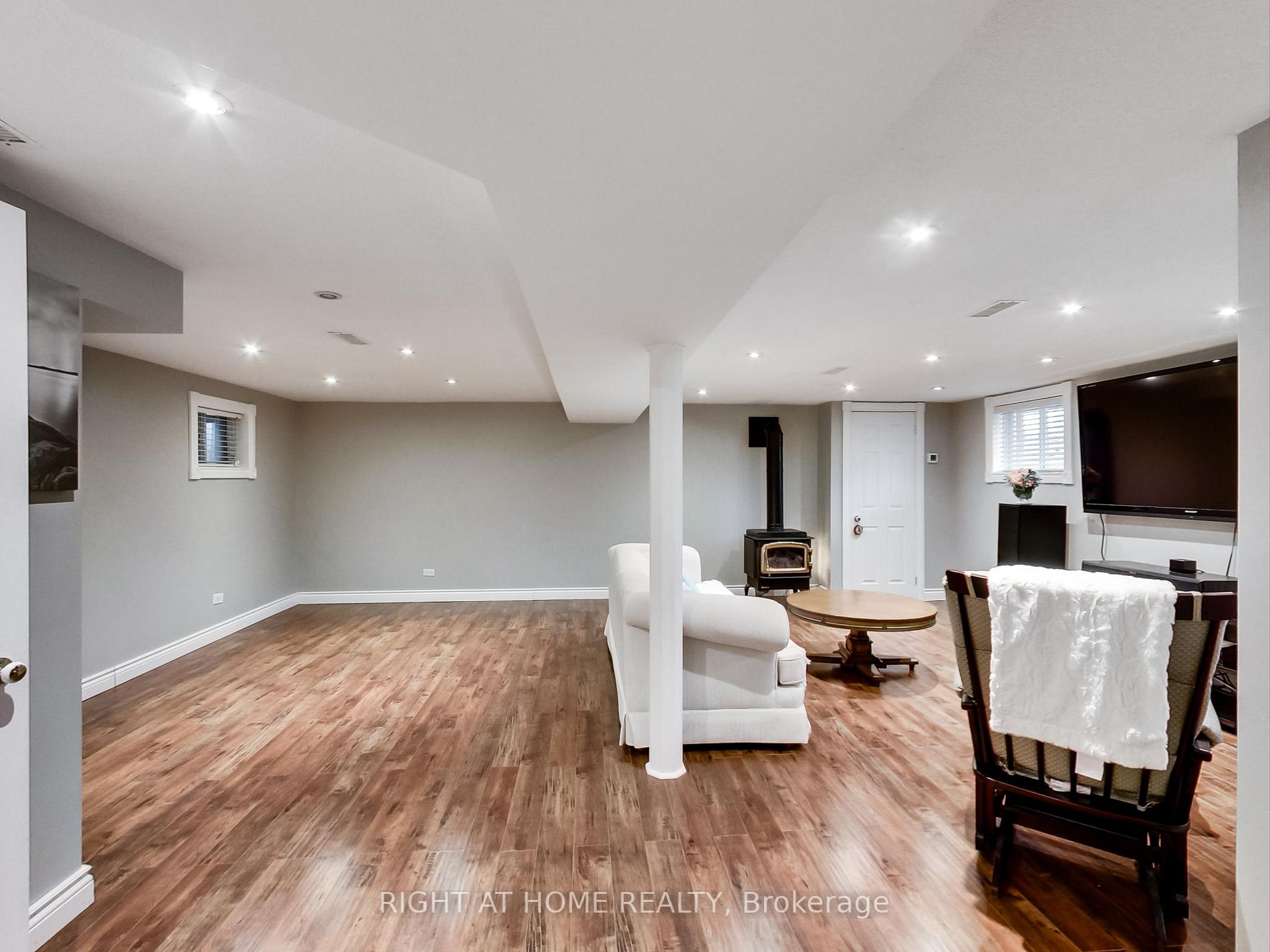 316 Pineview Gdns