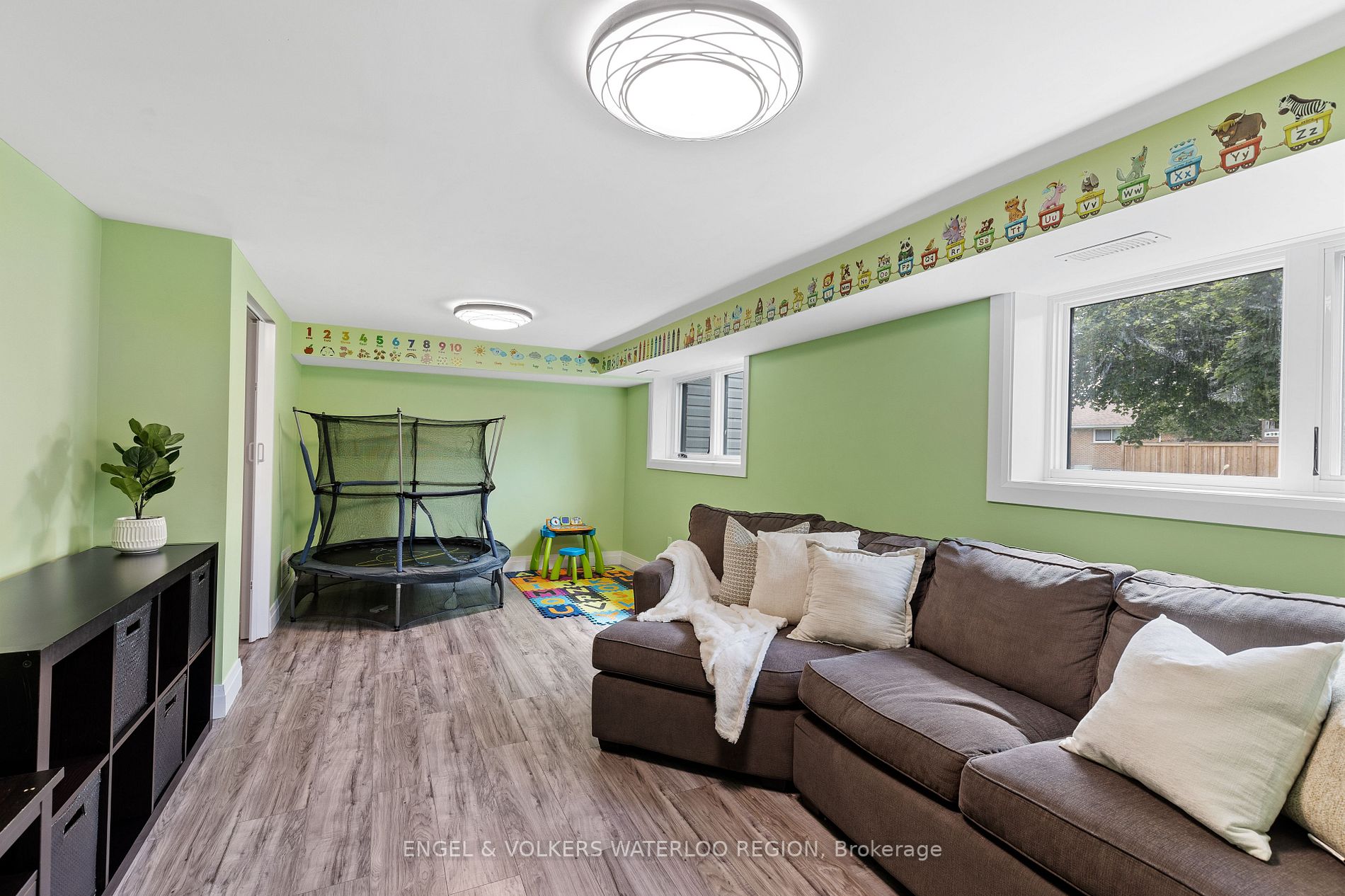 6 Applewood Ave