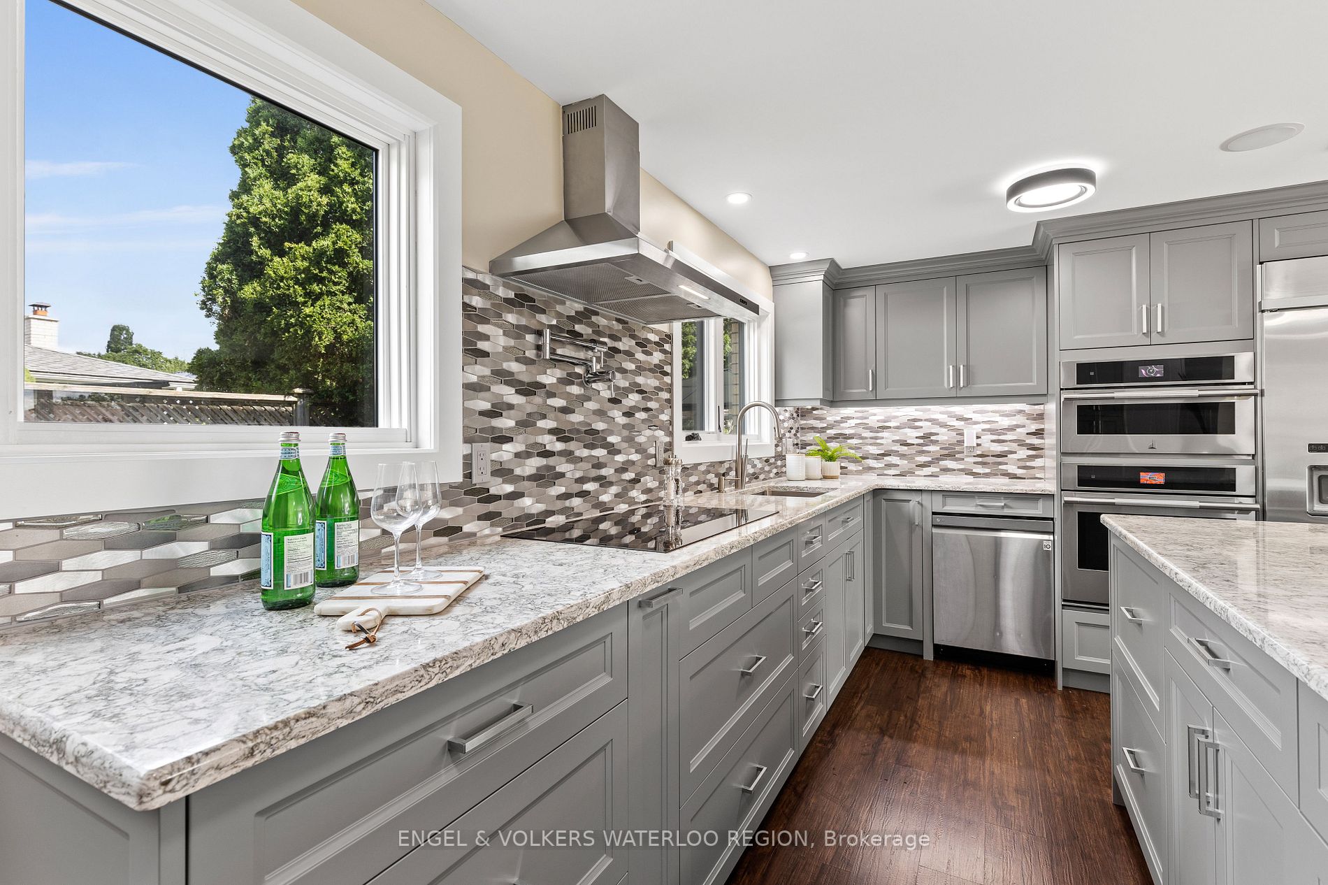6 Applewood Ave