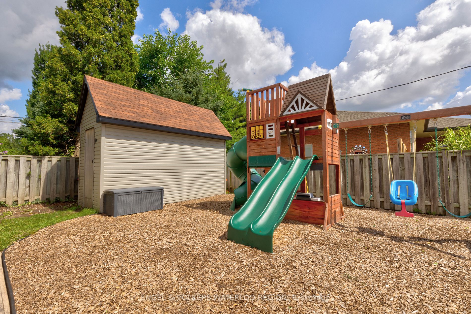6 Applewood Ave