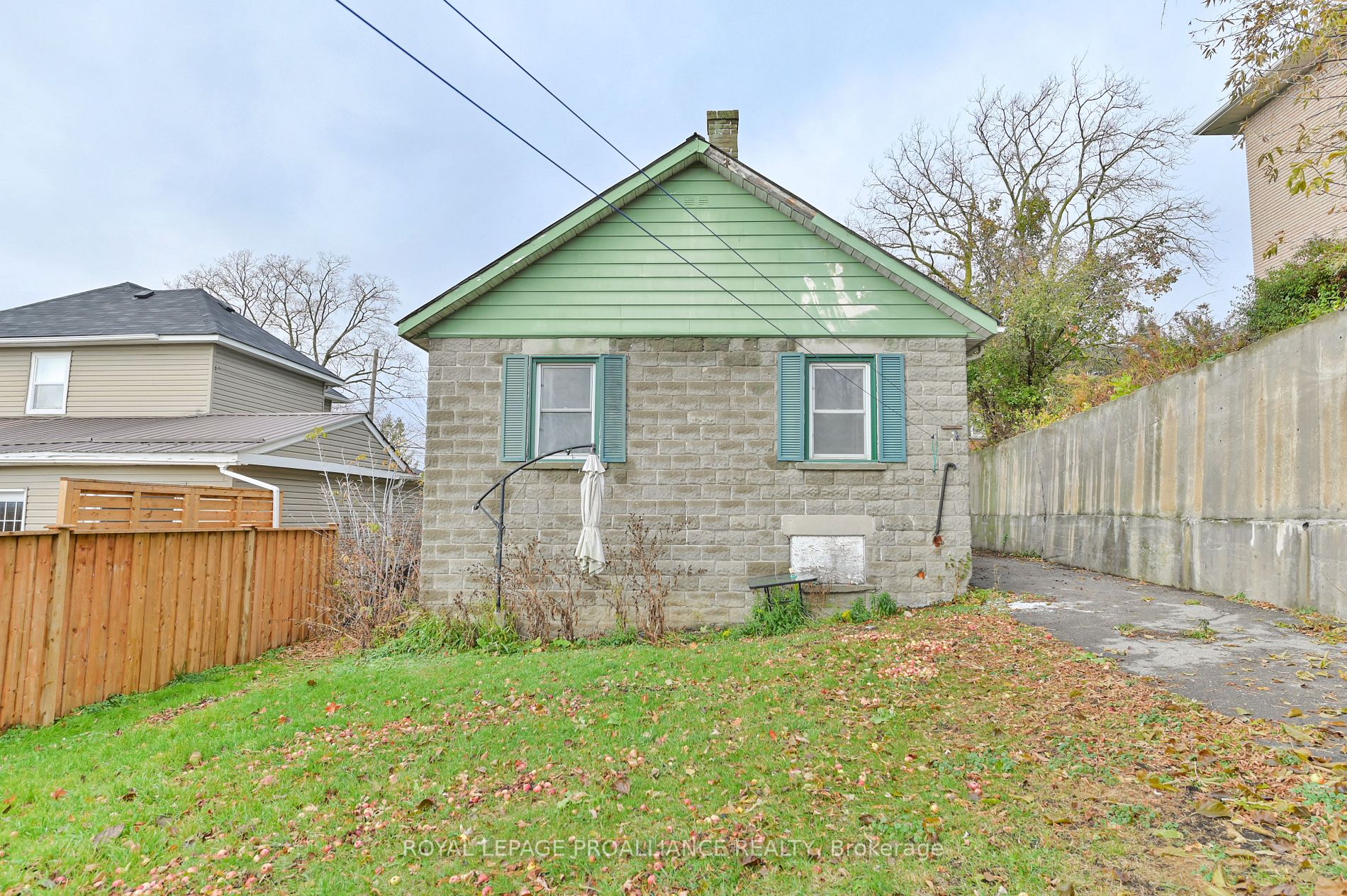 33 Cedar St