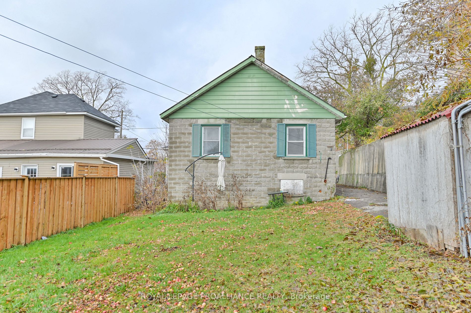 33 Cedar St