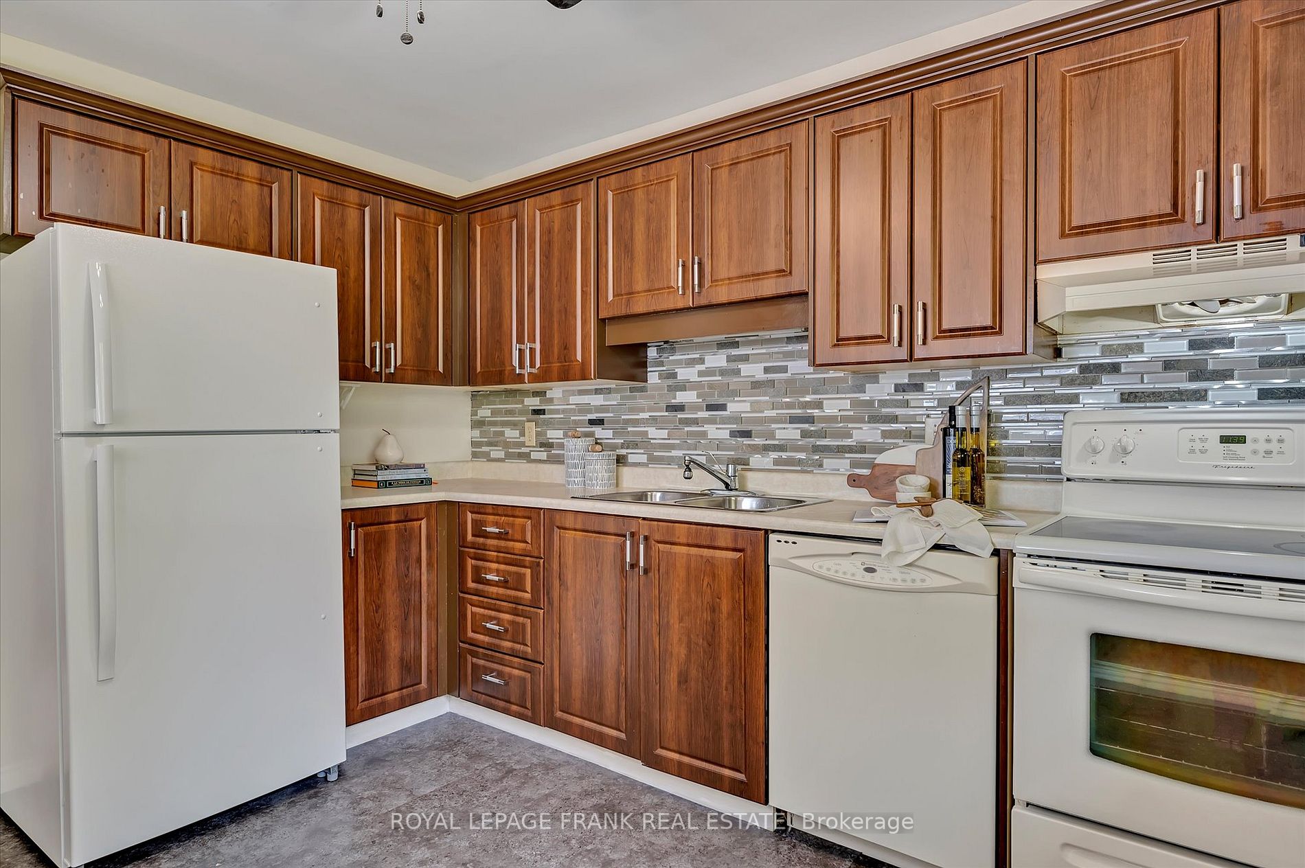 2020 Mapleridge Dr, #302