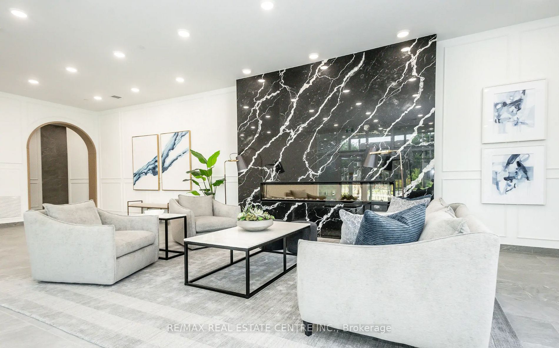 71 Wyndham St S, #609