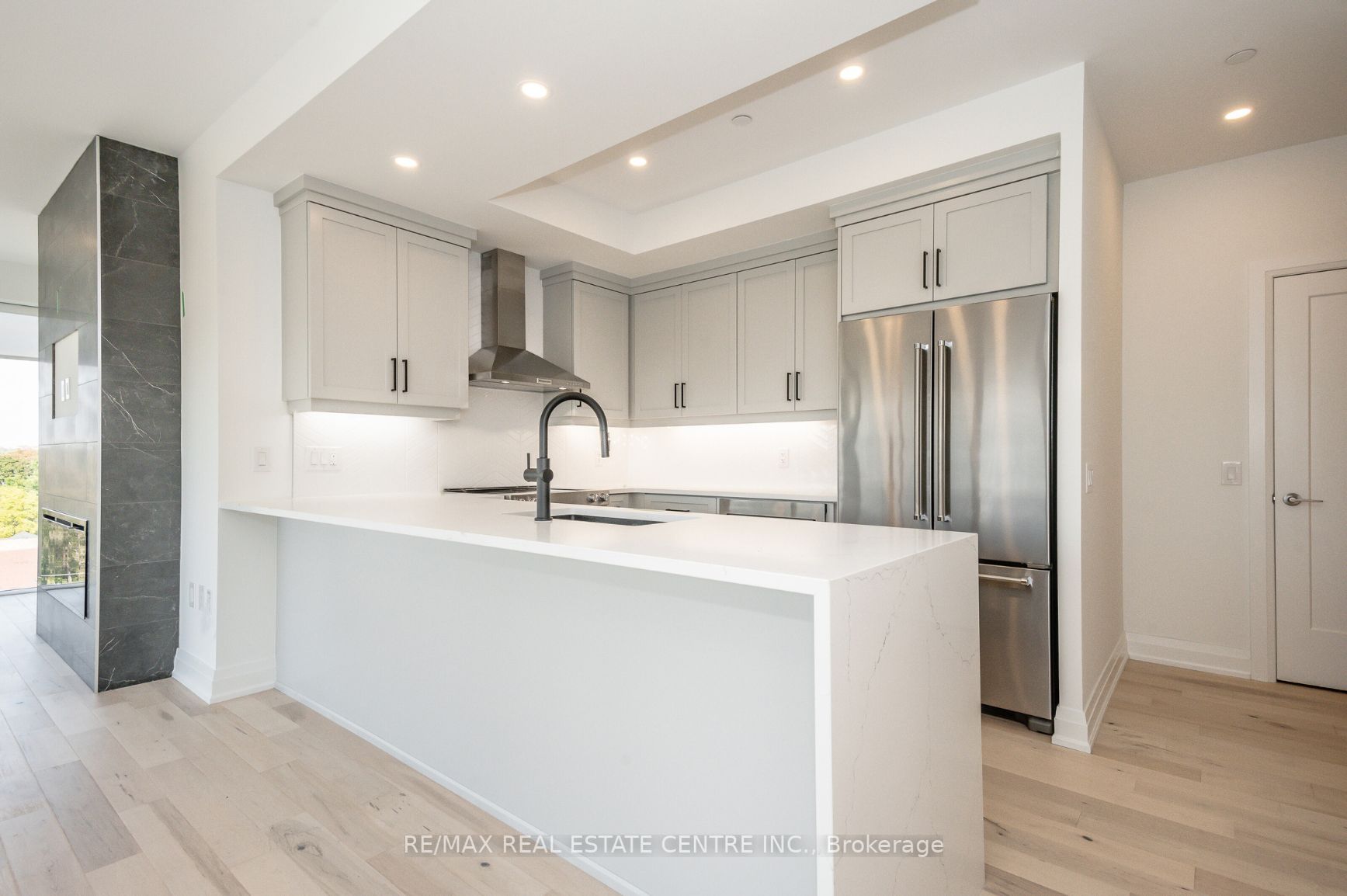 71 Wyndham St S, #609