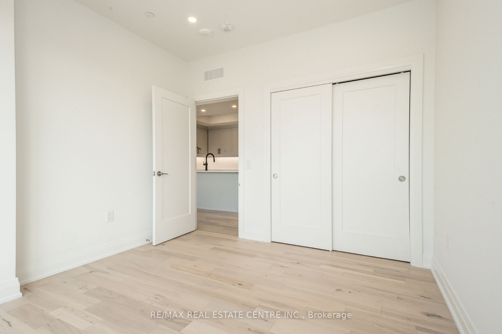 71 Wyndham St S, #609