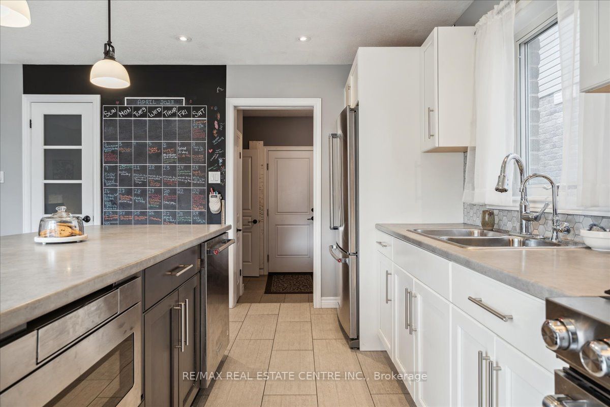 30 Hilborn St
