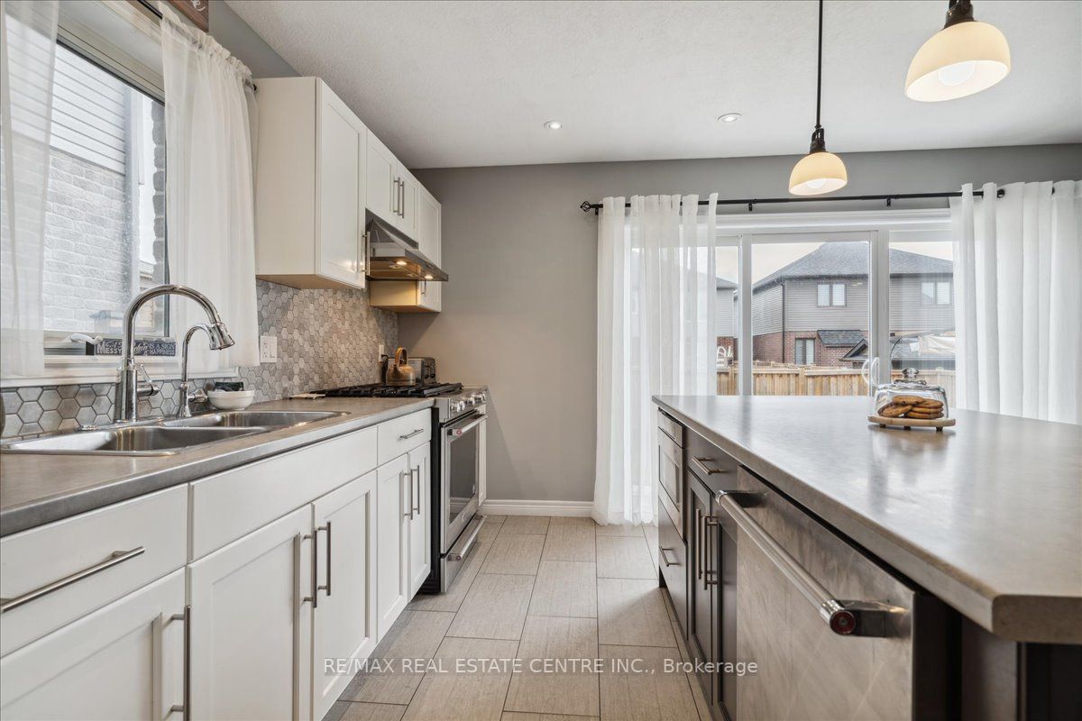 30 Hilborn St