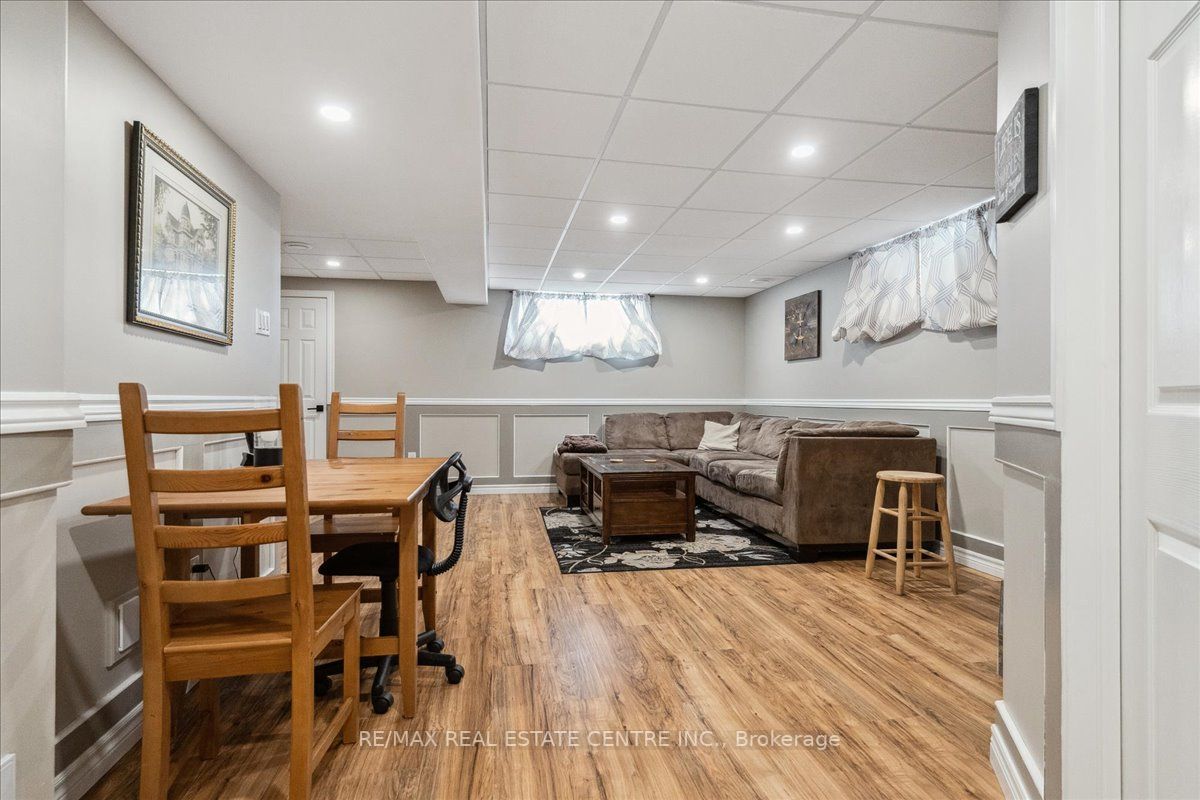 30 Hilborn St