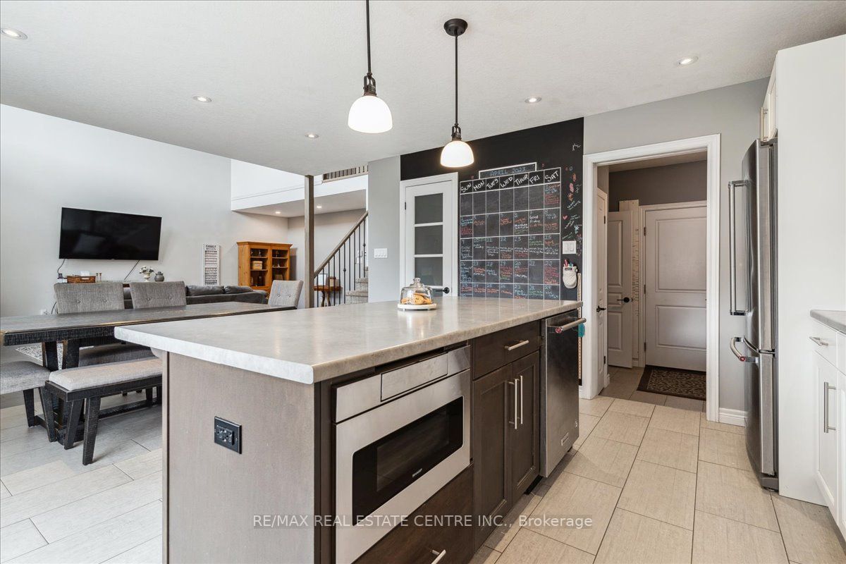 30 Hilborn St