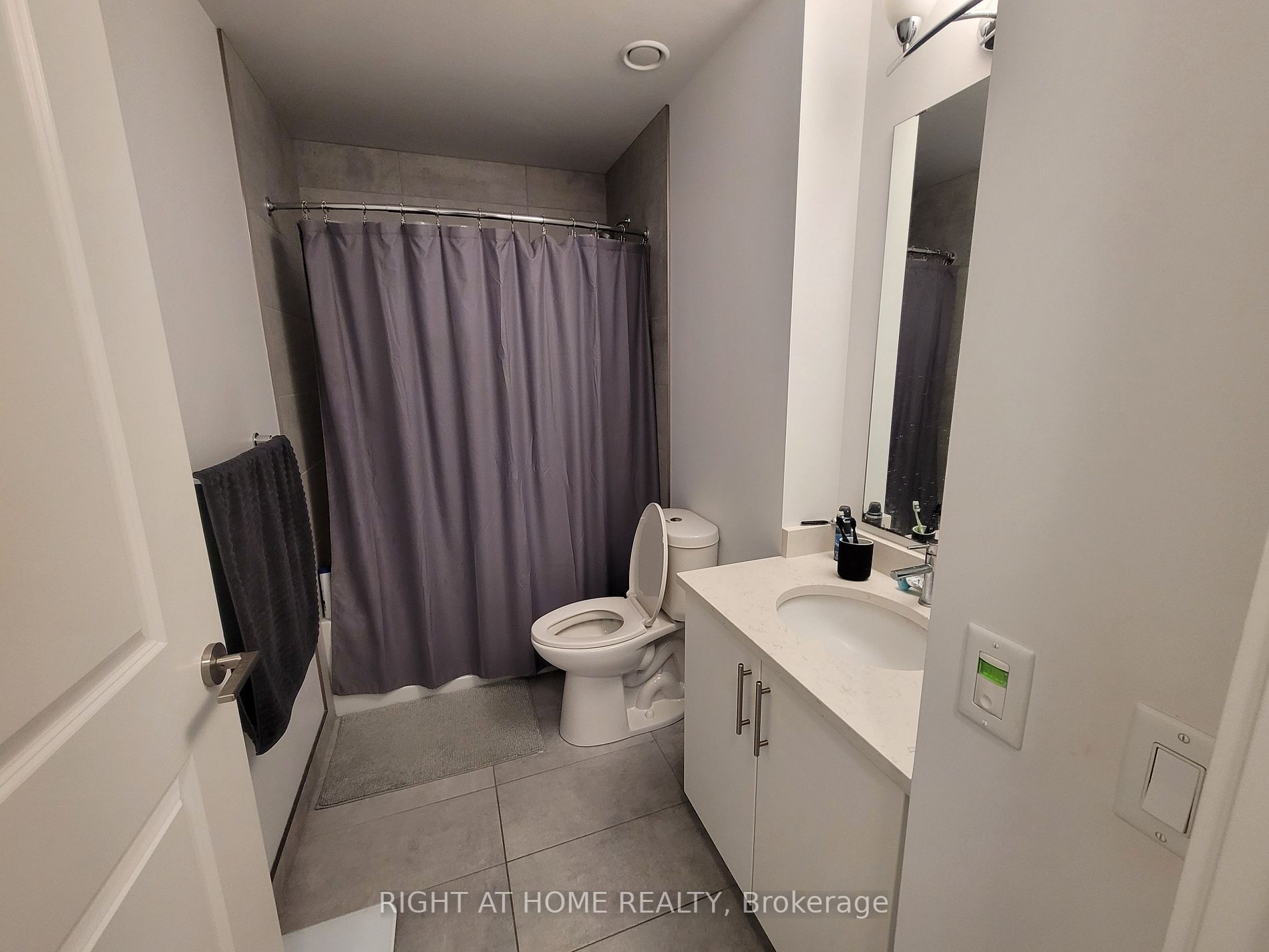 181 King St S, #1803