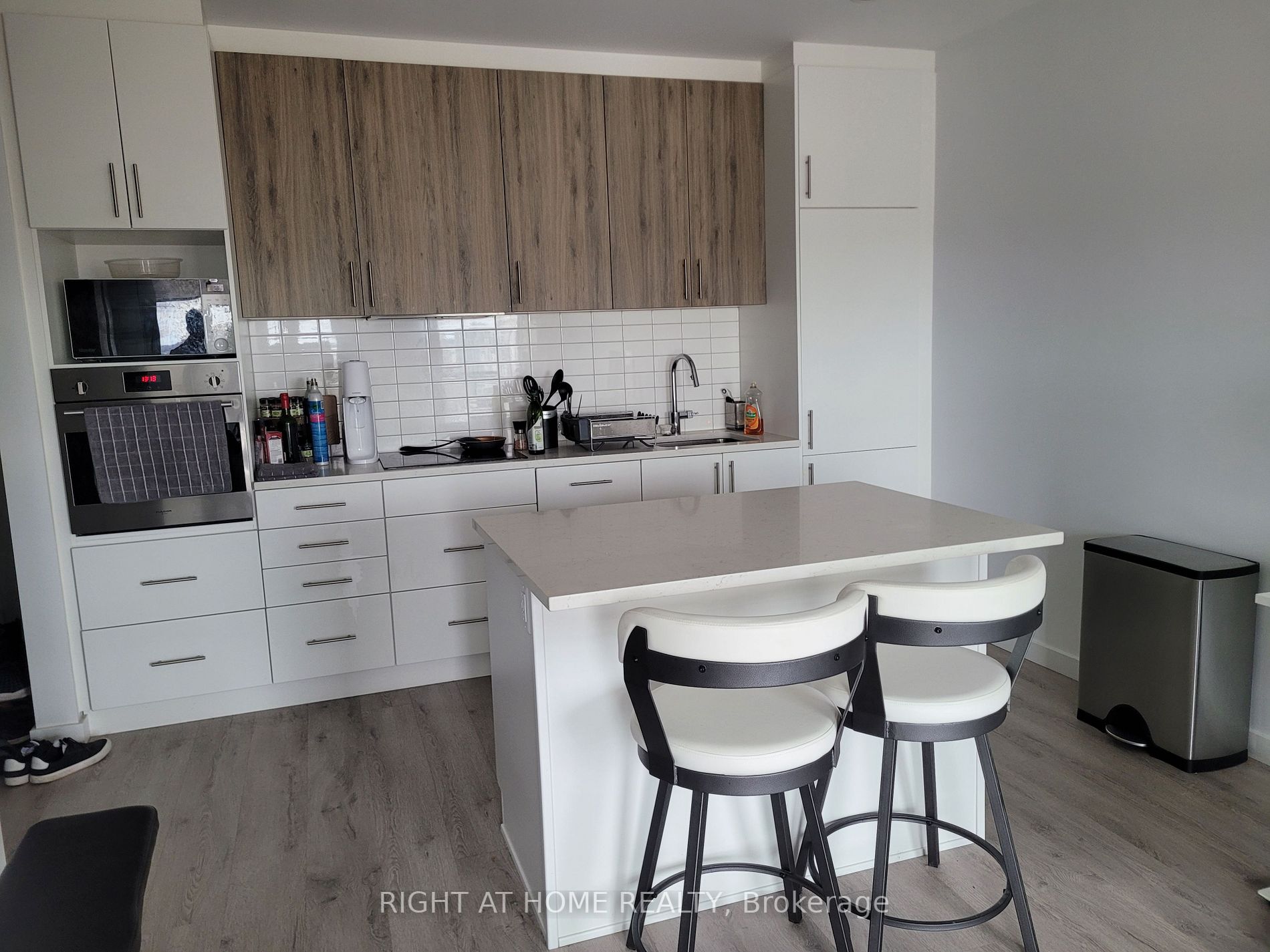 181 King St S, #1803