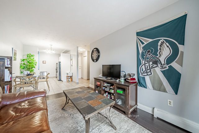 141 Catharine St S, #305