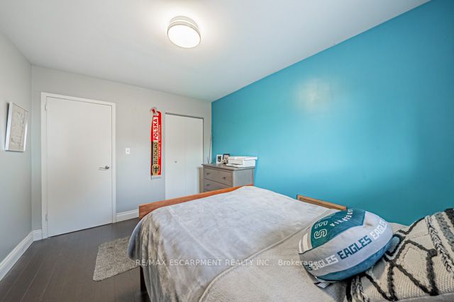 141 Catharine St S, #305