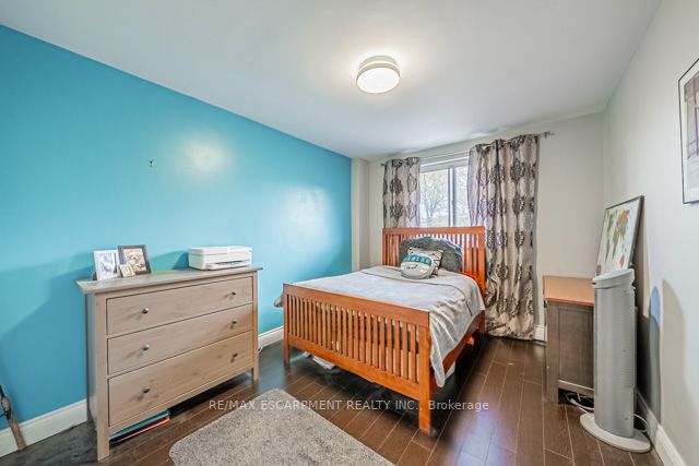 141 Catharine St S, #305