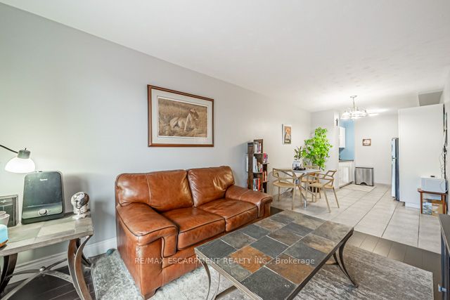141 Catharine St S, #305