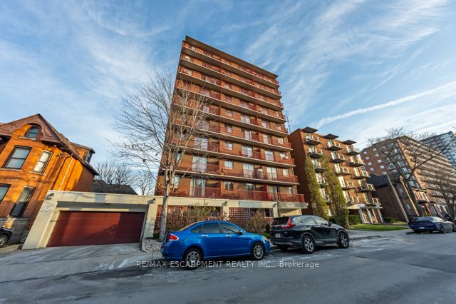 141 Catharine St S, #305