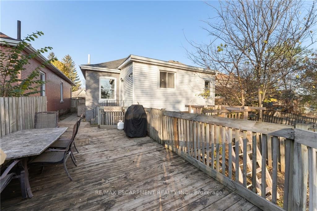 64 Terrace Hill St