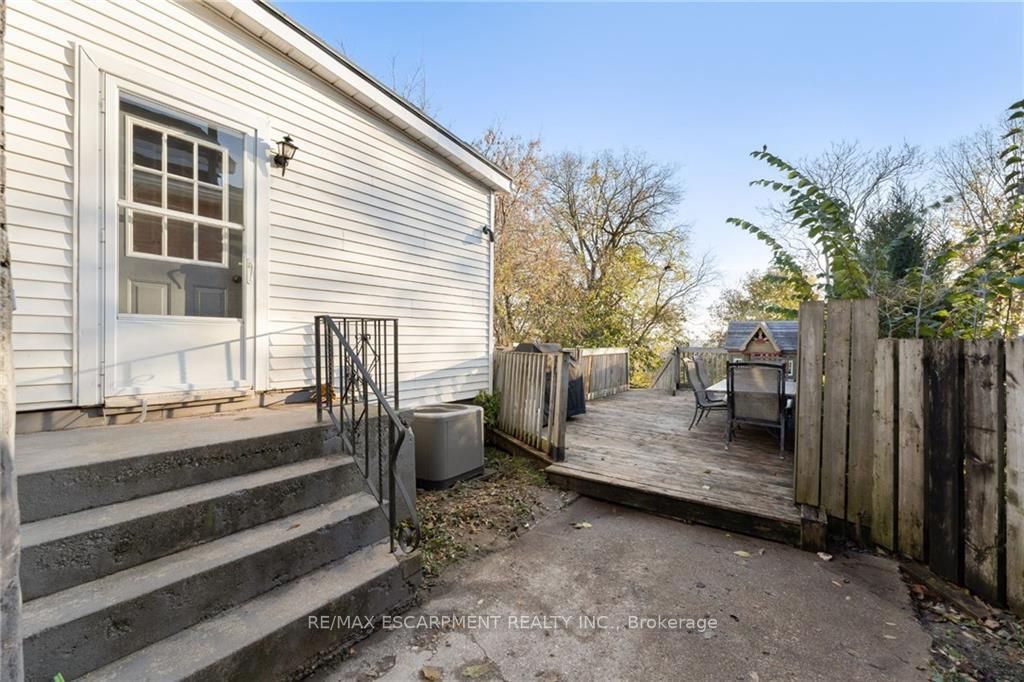 64 Terrace Hill St