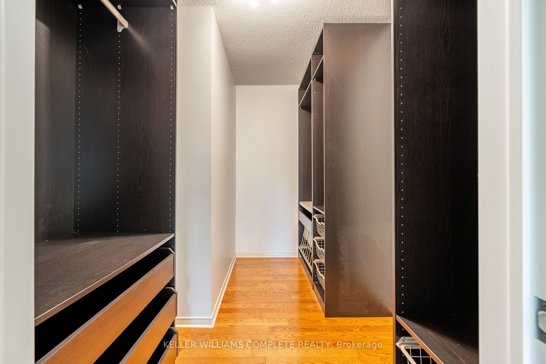 2 Willowtree Crt