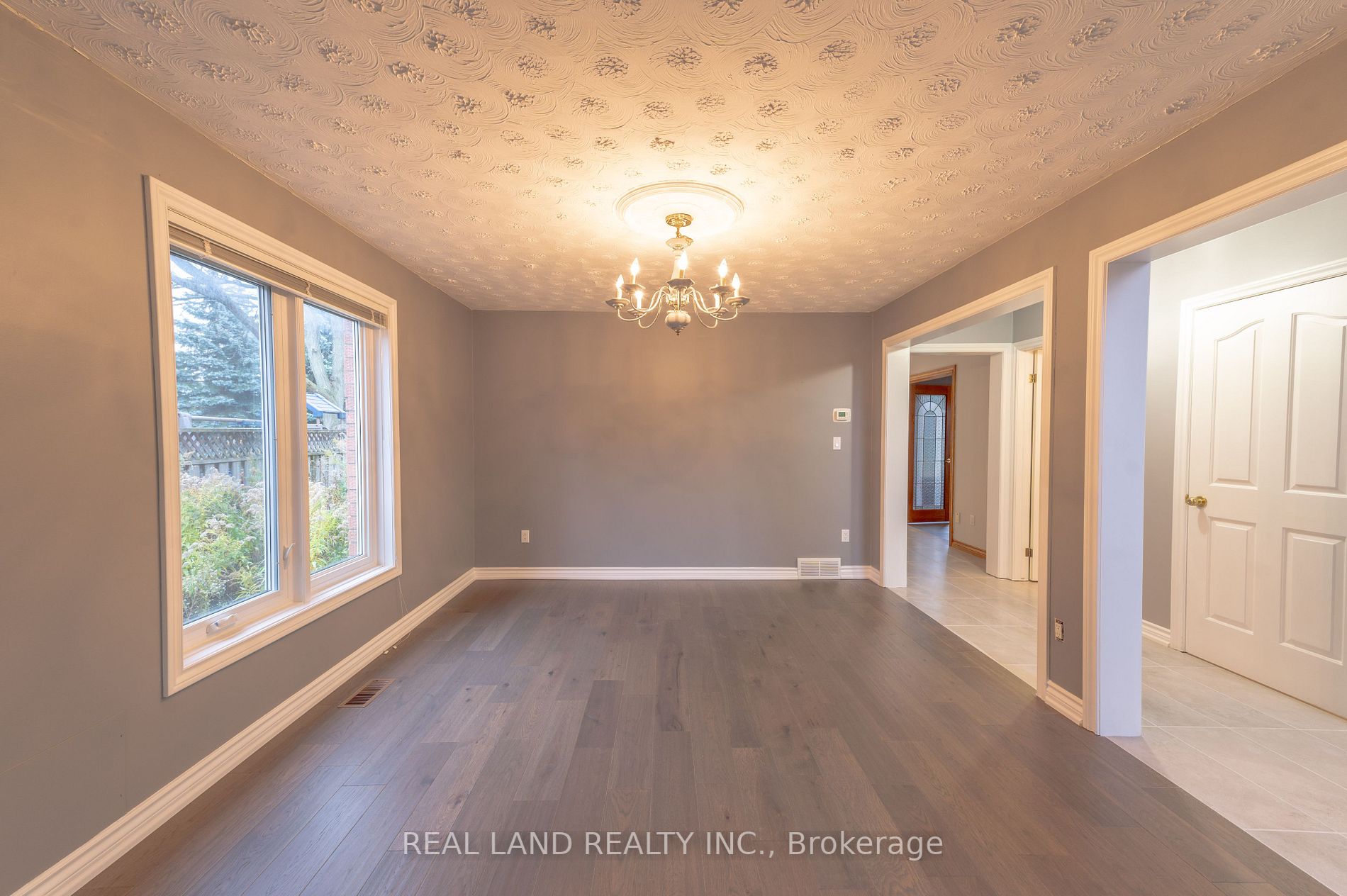8042 Oakridge Drive