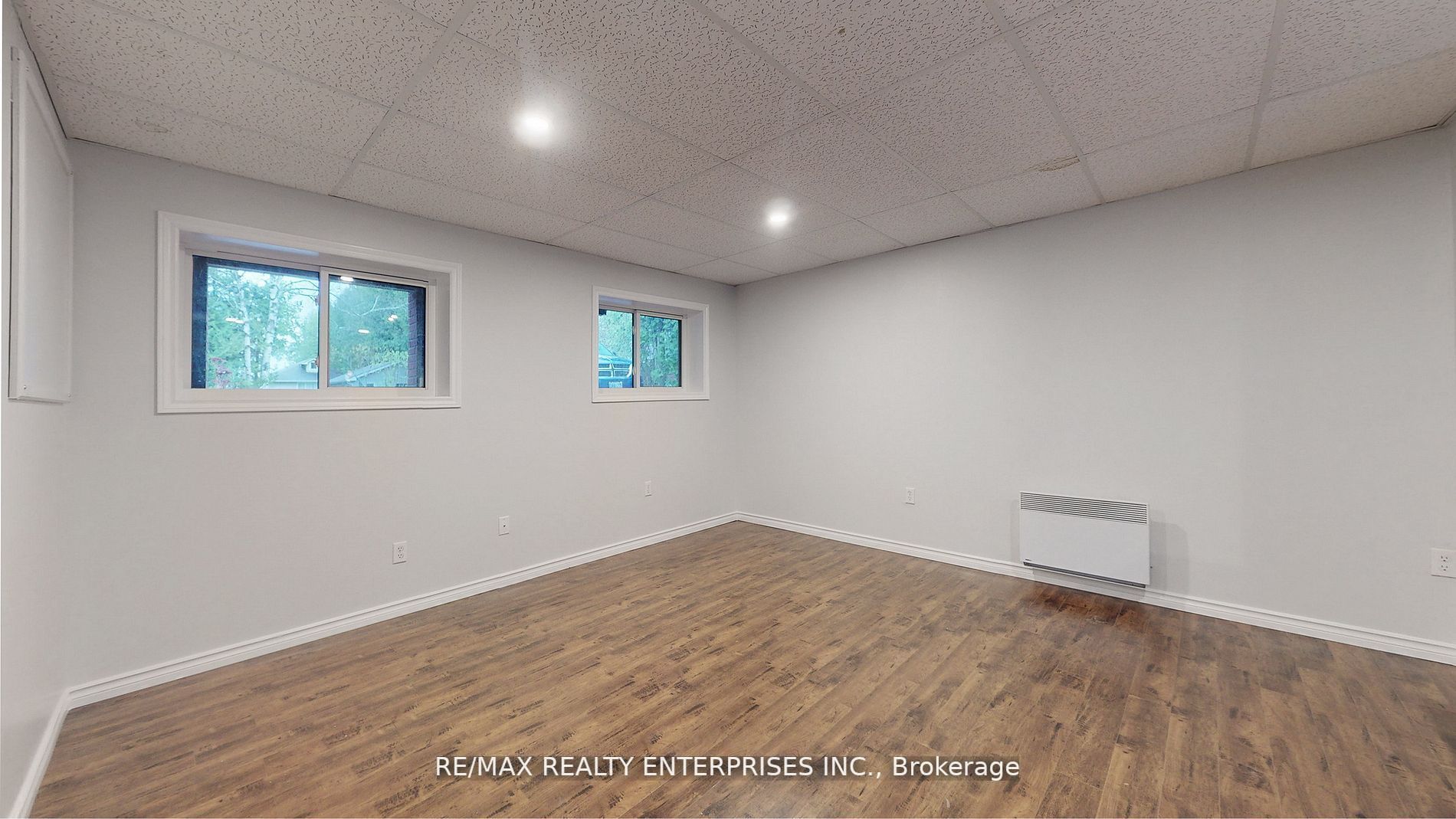 353 Front St W