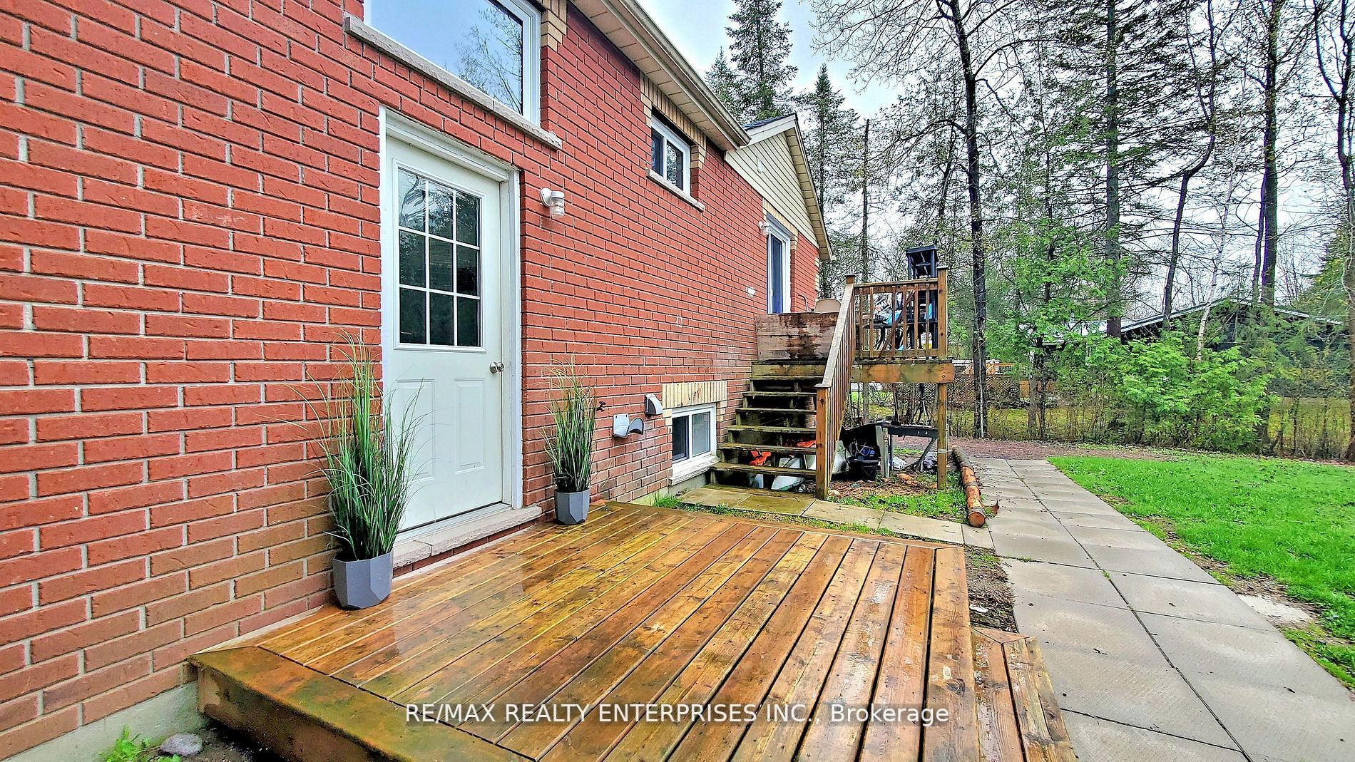 353 Front St W