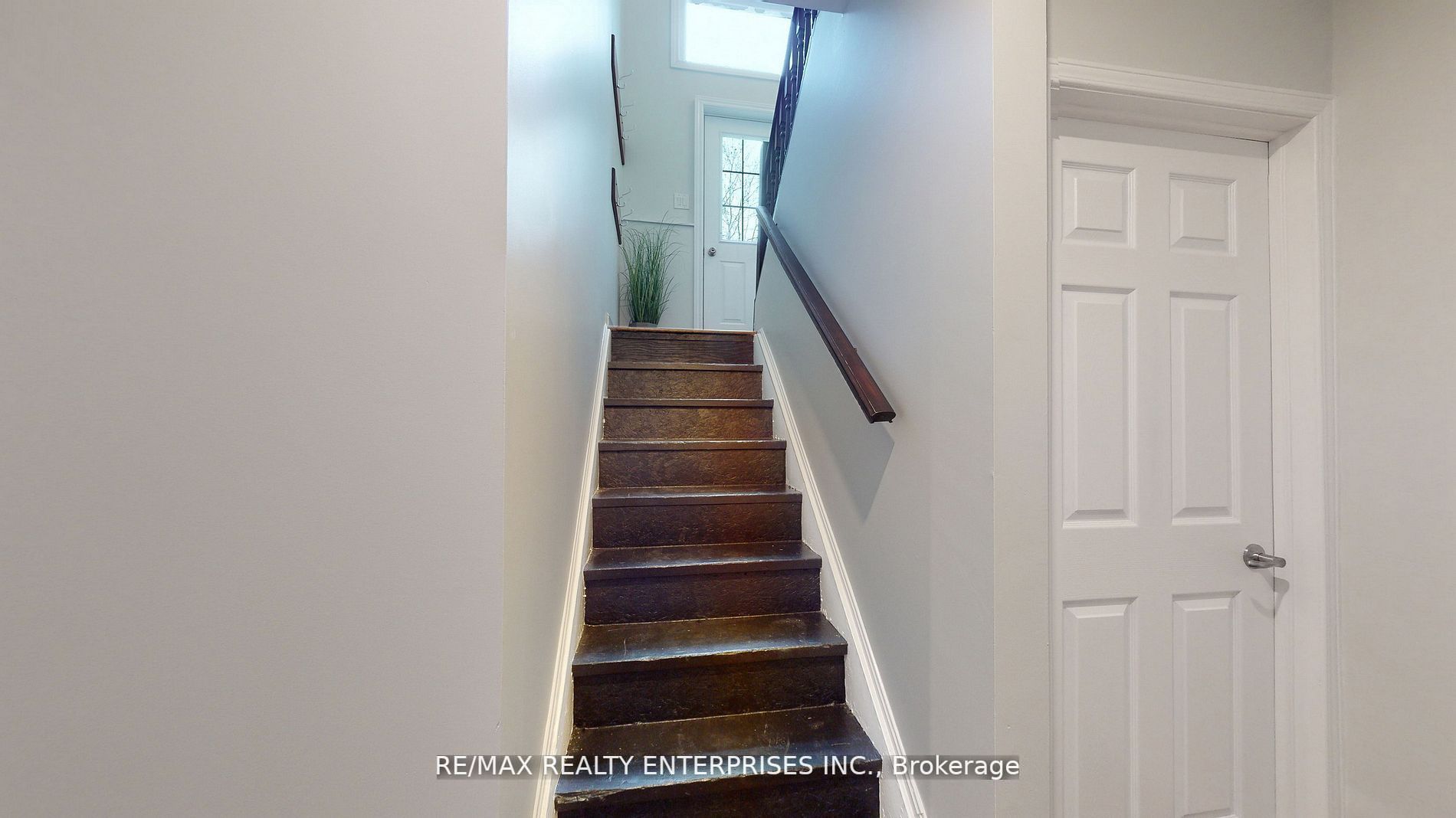 353 Front St W