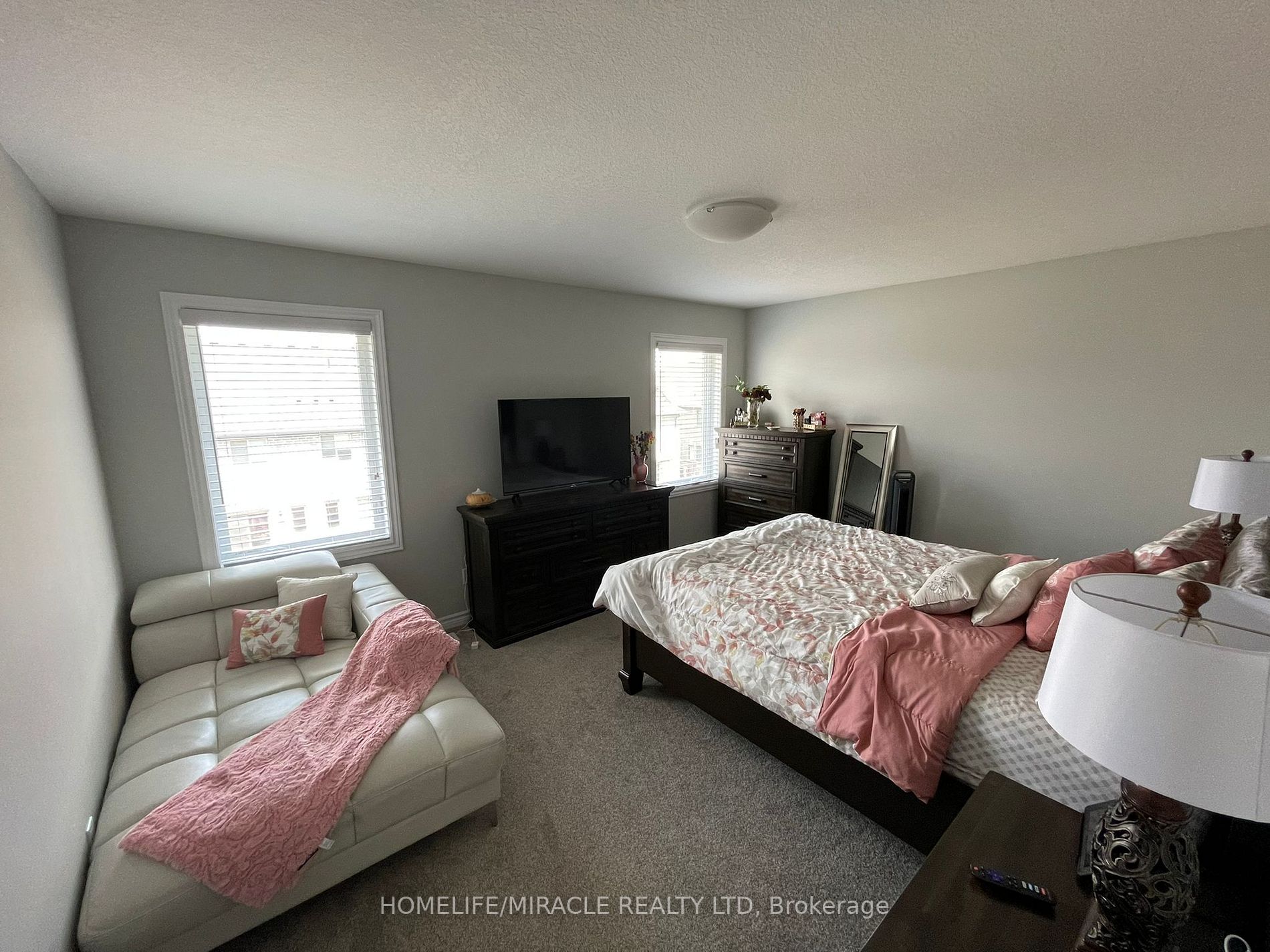 70 Pondcliffe Dr