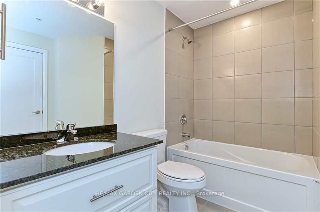 16 Concord Pl, #320