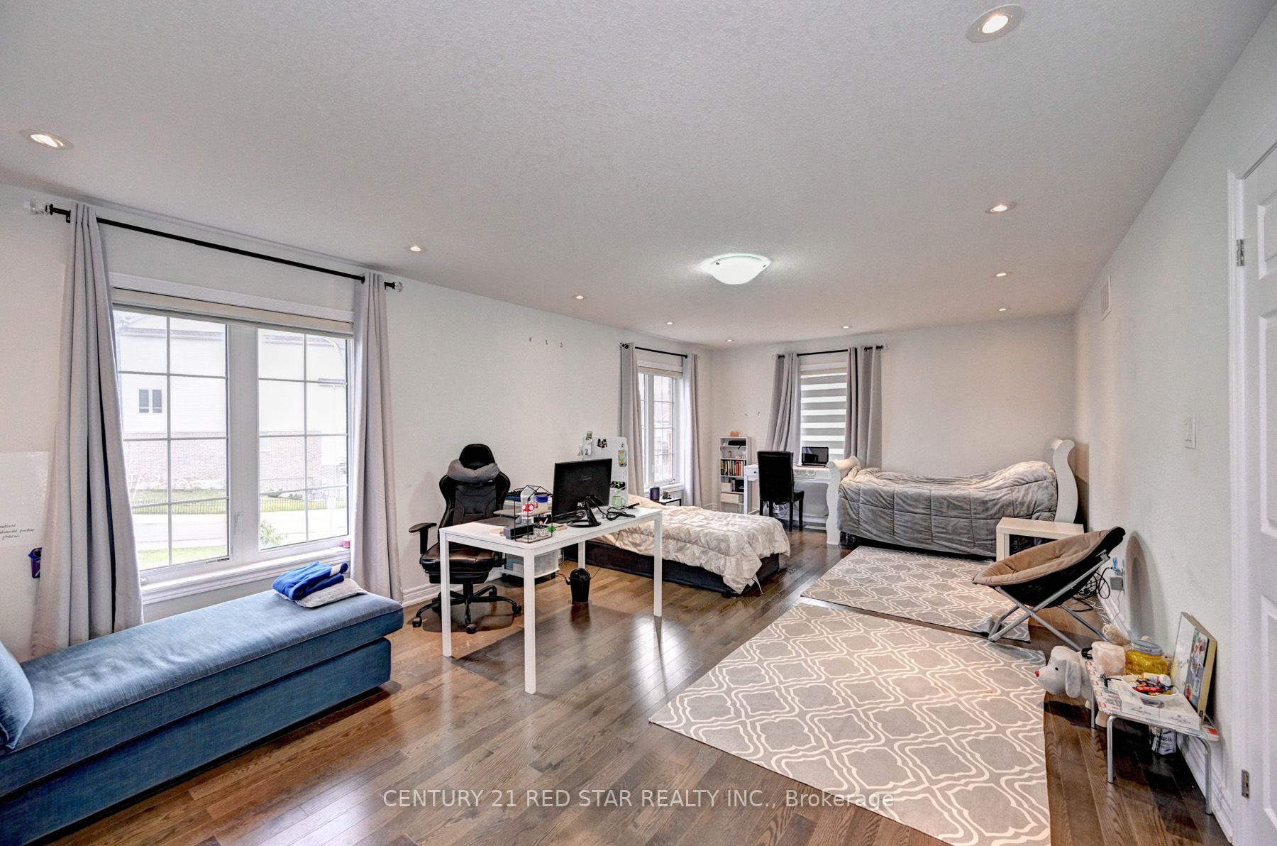 4 Rosebrugh Ave