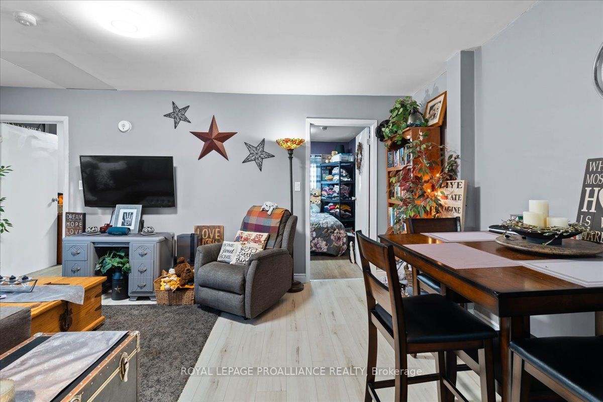 49 Doxsee St S