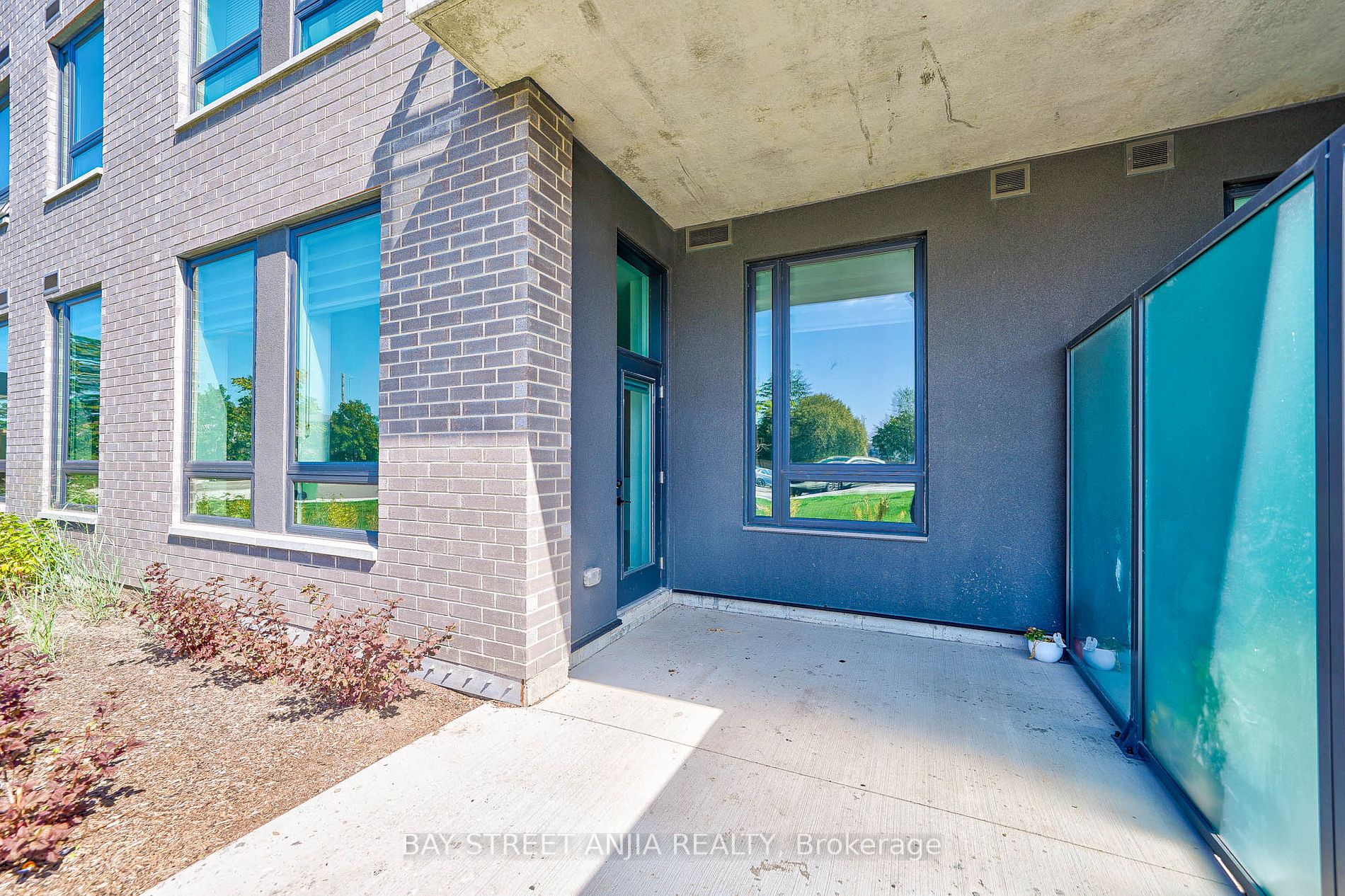 26 Lowes Rd W, #105