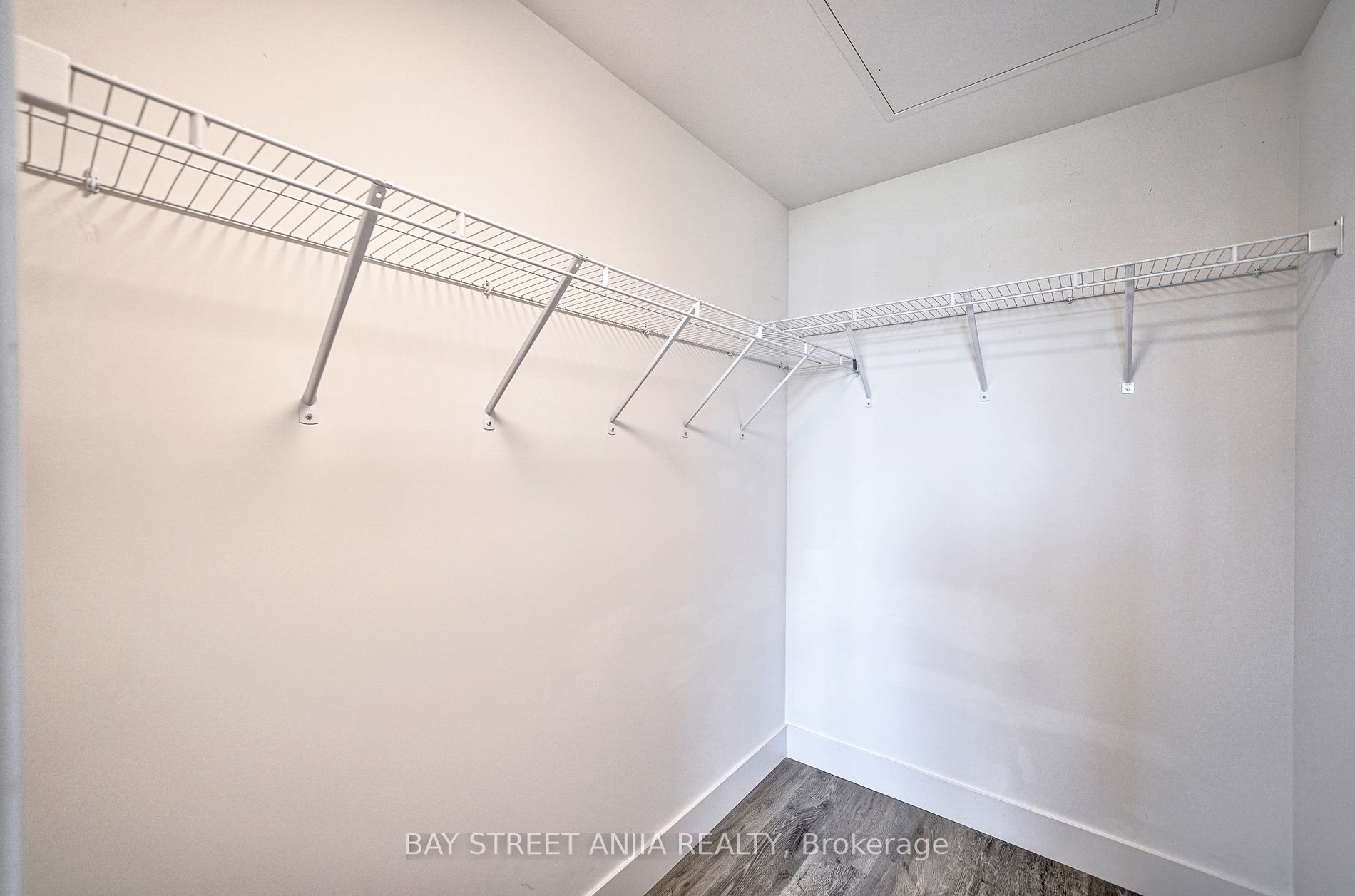 26 Lowes Rd W, #105